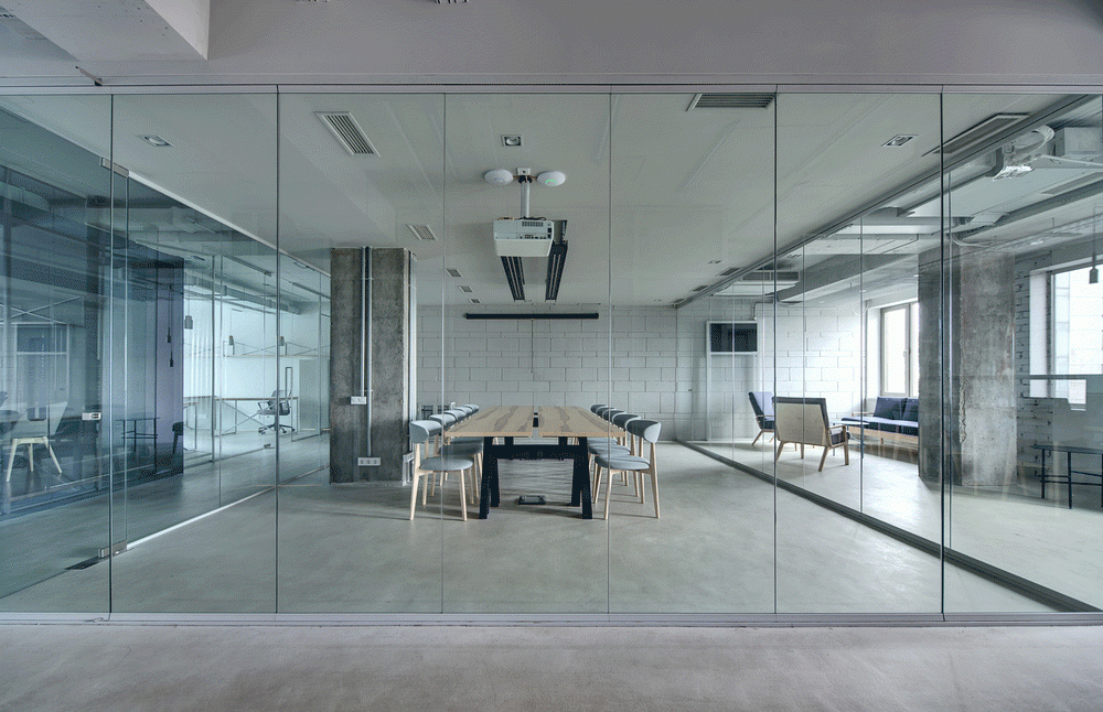 glass wall interior        <h3 class=